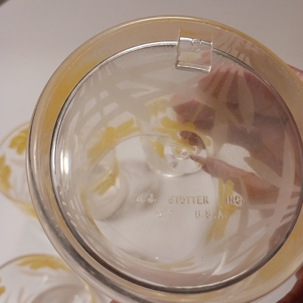 4 vintage daisy stotter plastic cups